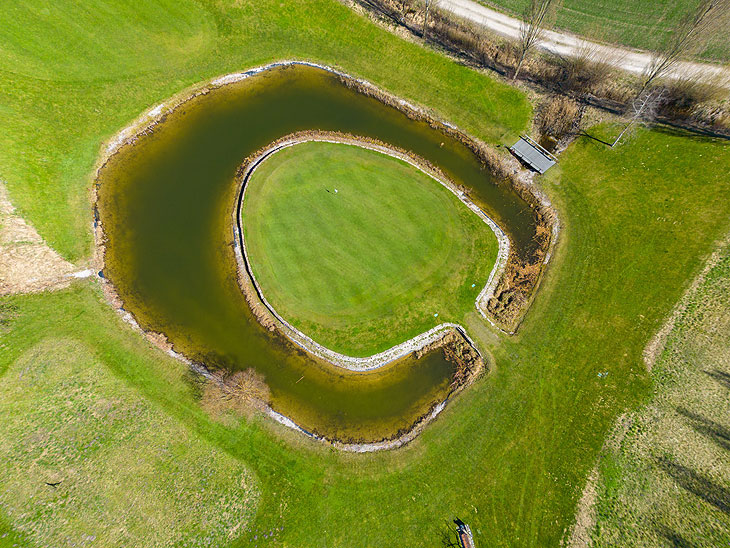 Faszination Inselgrün aus der Vogelperspektive: Im Golfpark München Aschheim begeistert das Par 4 an Loch 13 Mitglieder und Gäste immer wieder - Herbert Wirtz